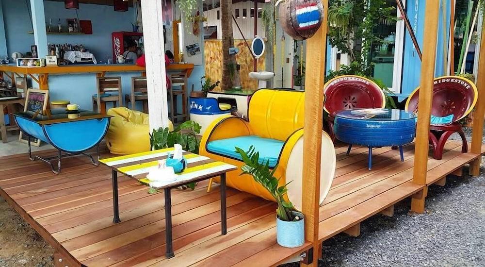 Think & Retro Cafe Lipa Noi Samui Hostel Bagian luar foto
