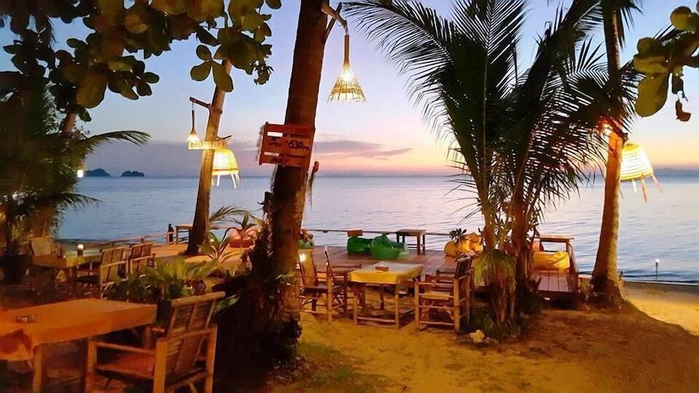 Think & Retro Cafe Lipa Noi Samui Hostel Bagian luar foto