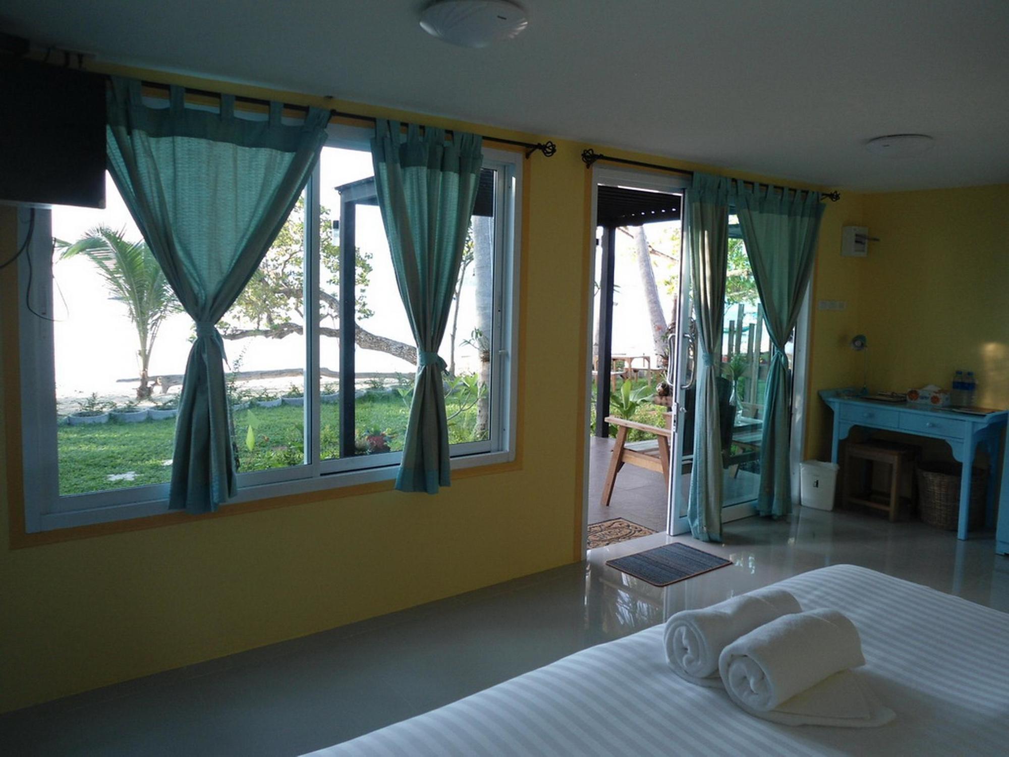 Think & Retro Cafe Lipa Noi Samui Hostel Bagian luar foto