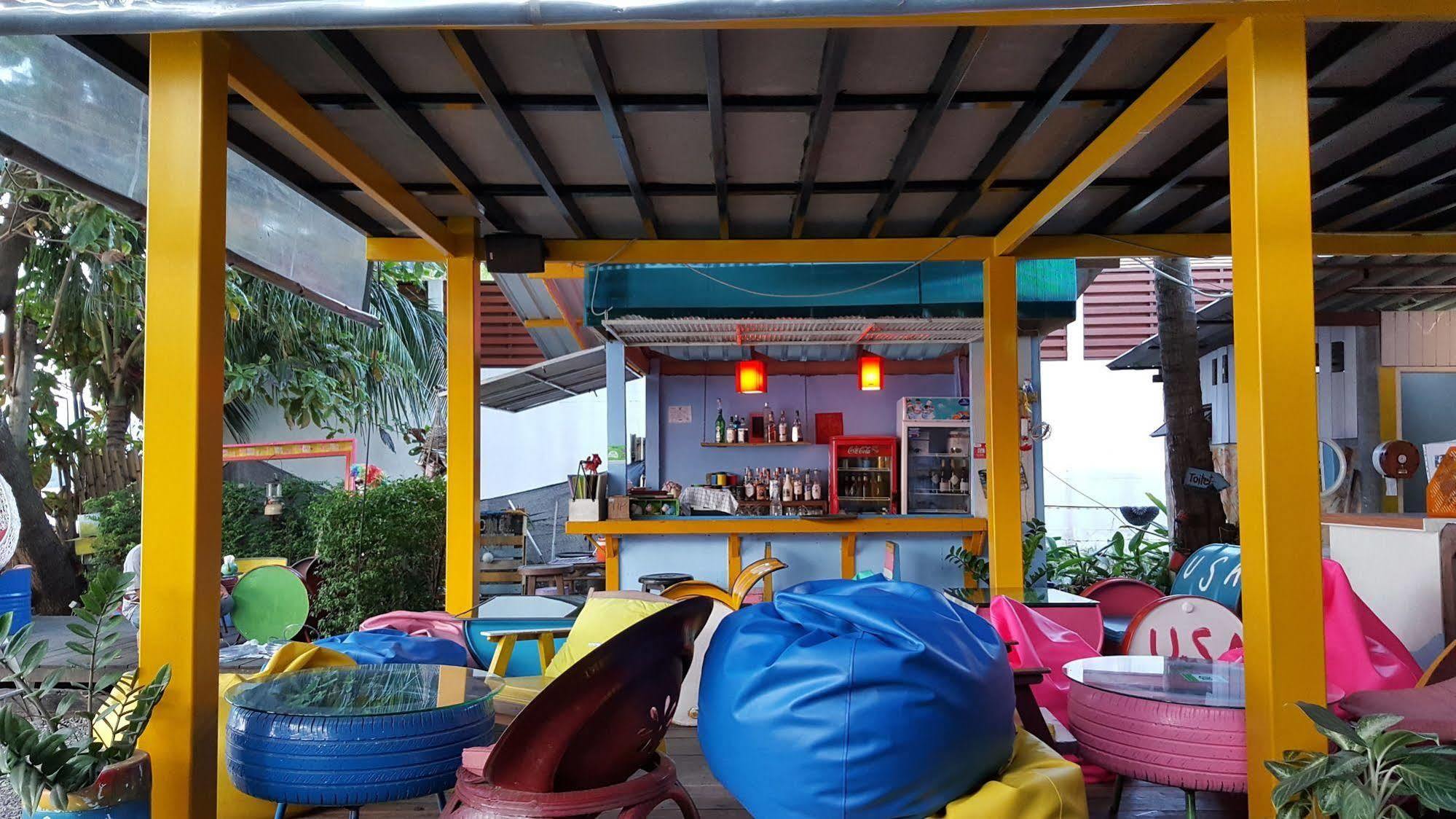 Think & Retro Cafe Lipa Noi Samui Hostel Bagian luar foto